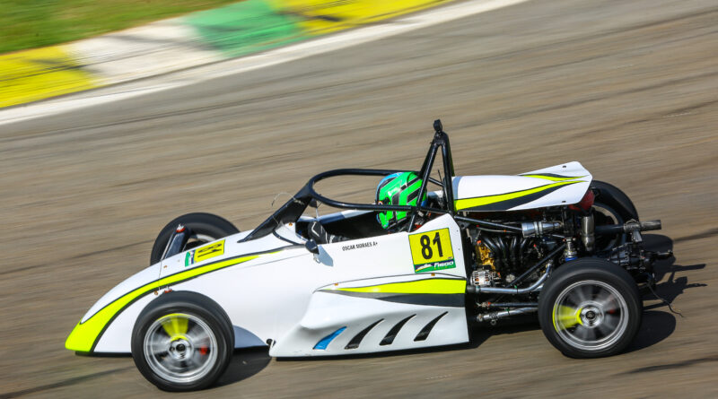 Oscar Moraes venceu a corrida 1 válida pela 5ª etapa da F1600 | foto: Humberto da Silva